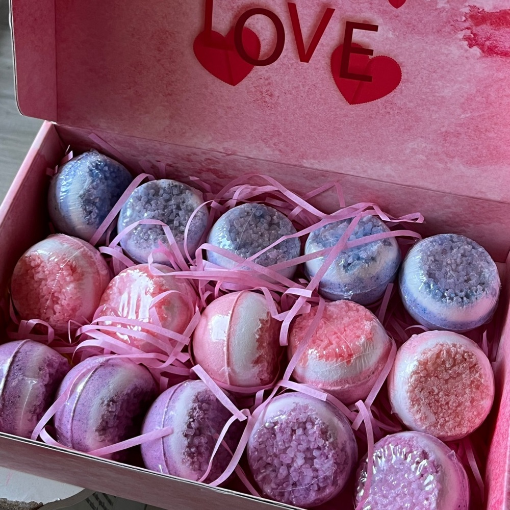 Luxurious Bath Bomb Set, 15 Crystal Geode Bath Bombs - Picture 2 of 5